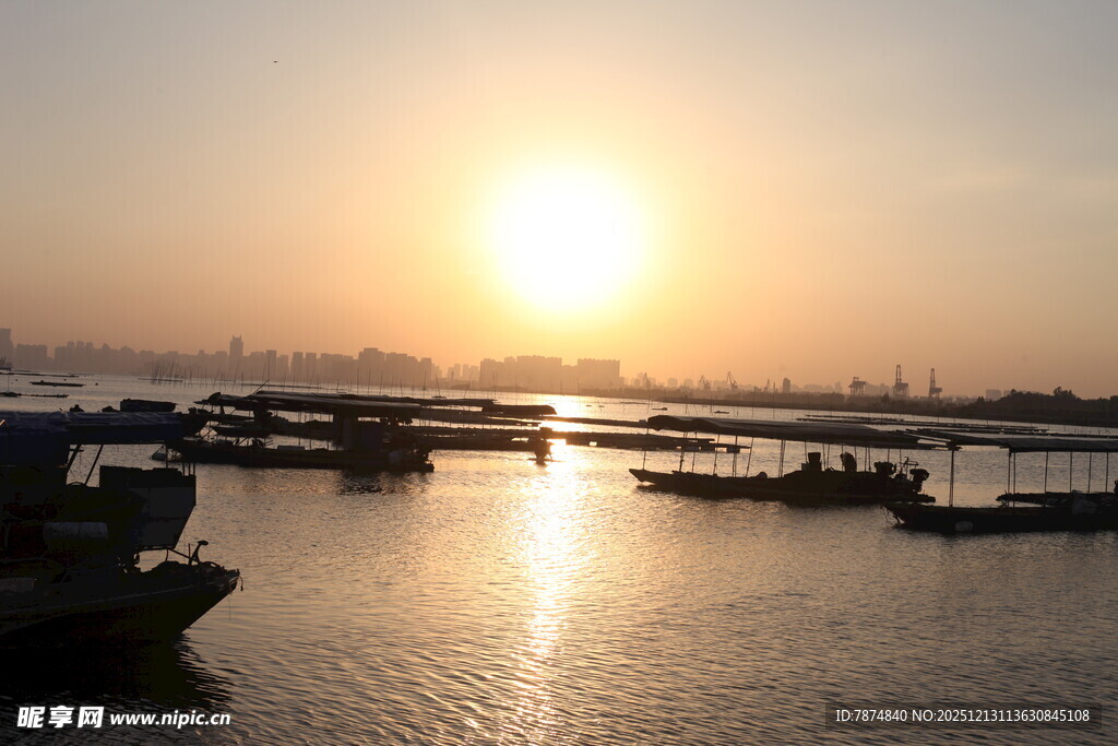 夕阳下的宁静码头景象