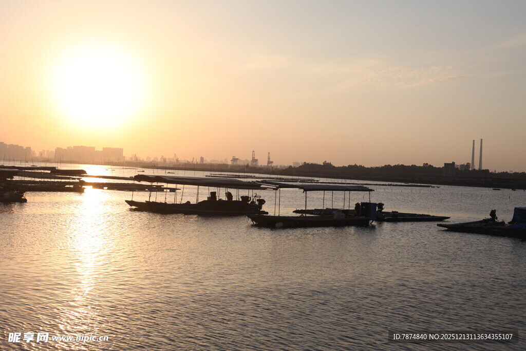 夕阳下的宁静港口