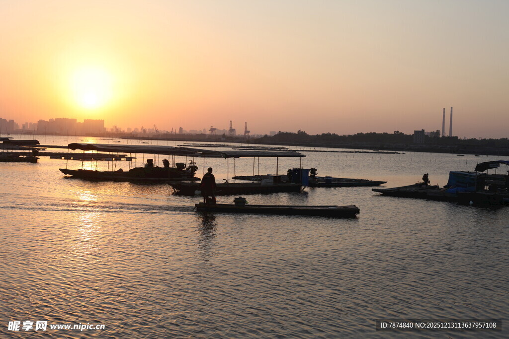 夕阳下的水上船只景观