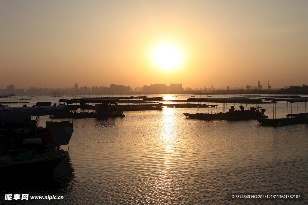夕阳下的宁静码头