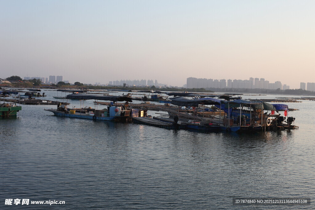 港口停泊的多彩船只