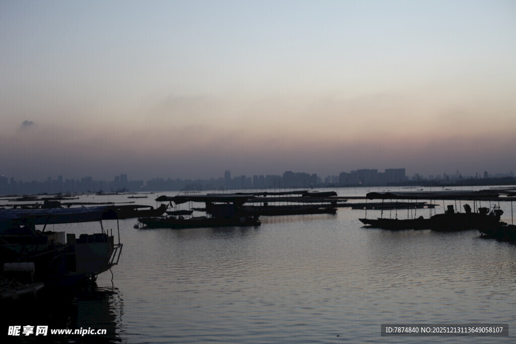 黄昏下的宁静码头