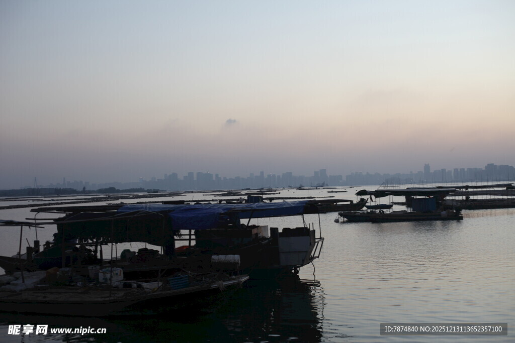 黄昏下的宁静码头景象