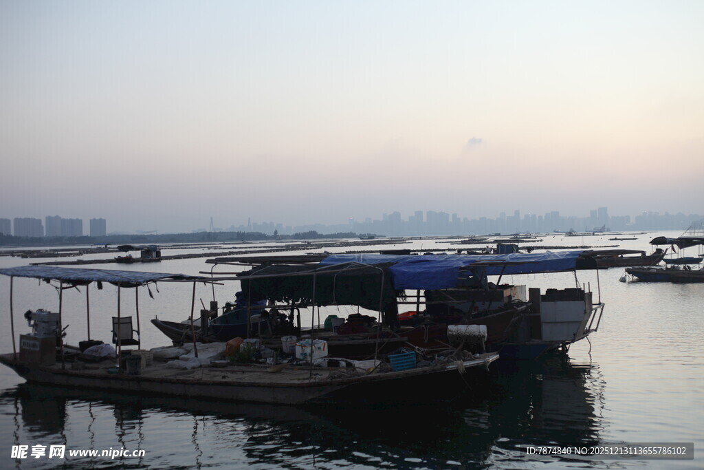 港湾中的停泊渔船