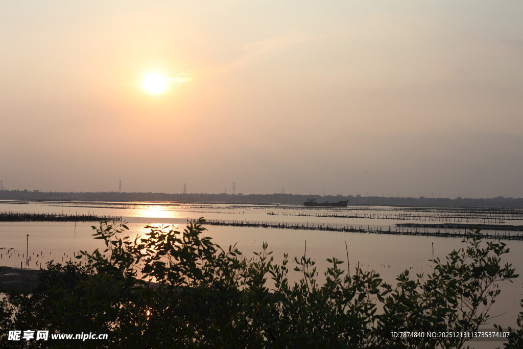 夕阳下的河畔美景