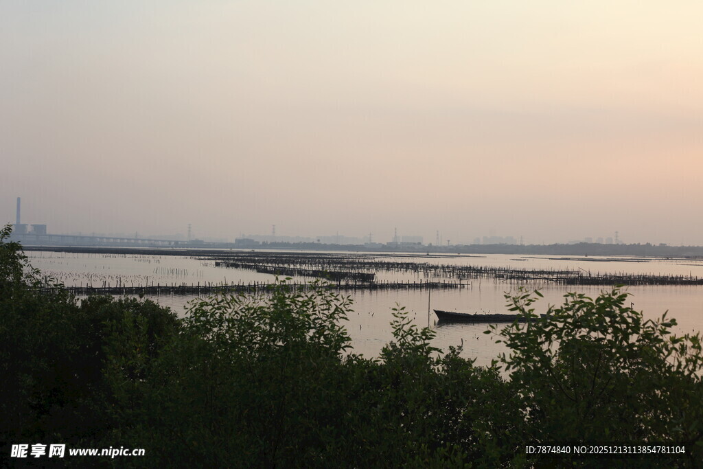黄昏下的河畔景色