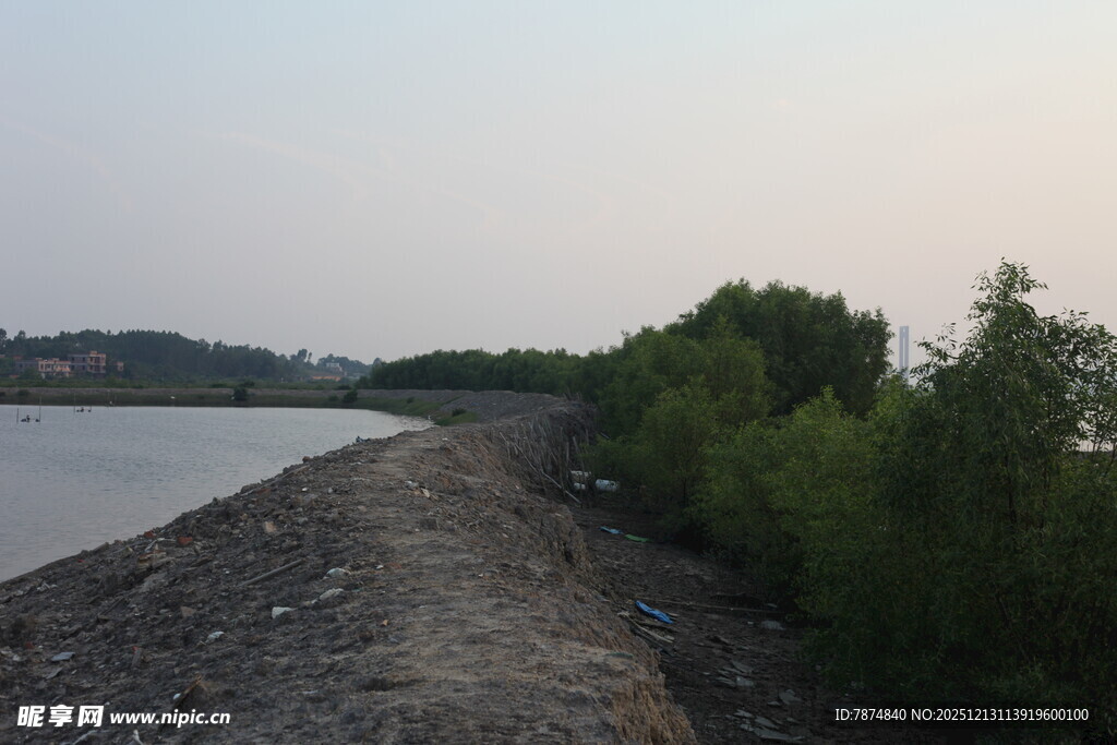 河岸碎石小道与葱郁植被