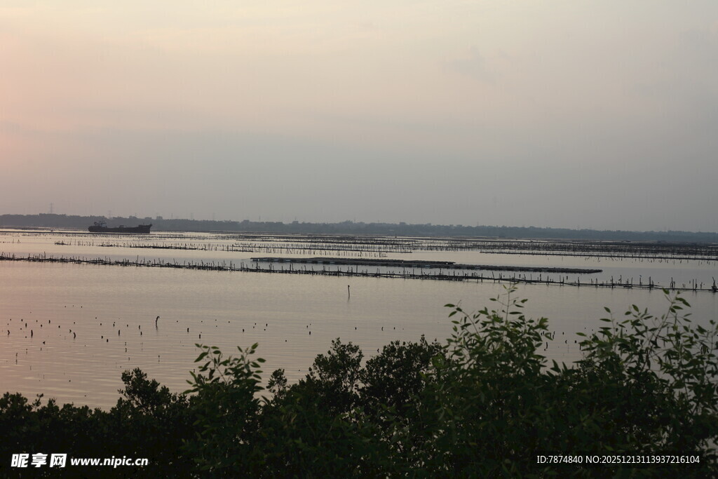 黄昏下的宁静水域风光