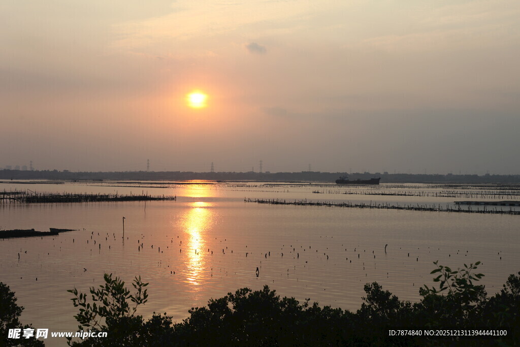 夕阳下的宁静水面景观