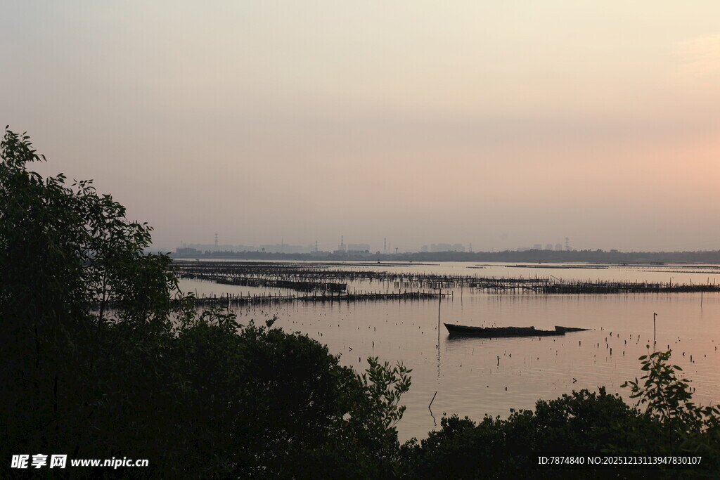 黄昏湖畔小船静谧景致