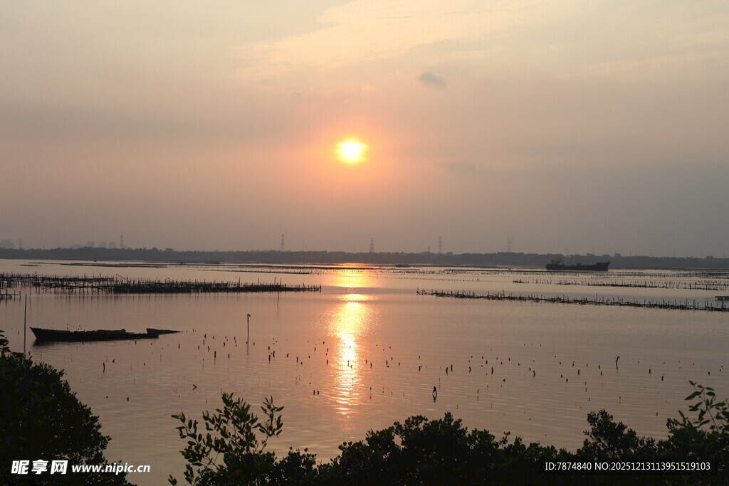夕阳下的宁静水域美景