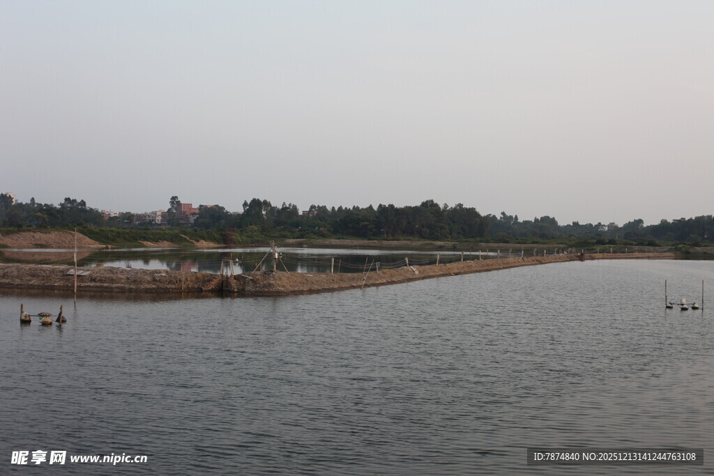 河畔风光景色宜人