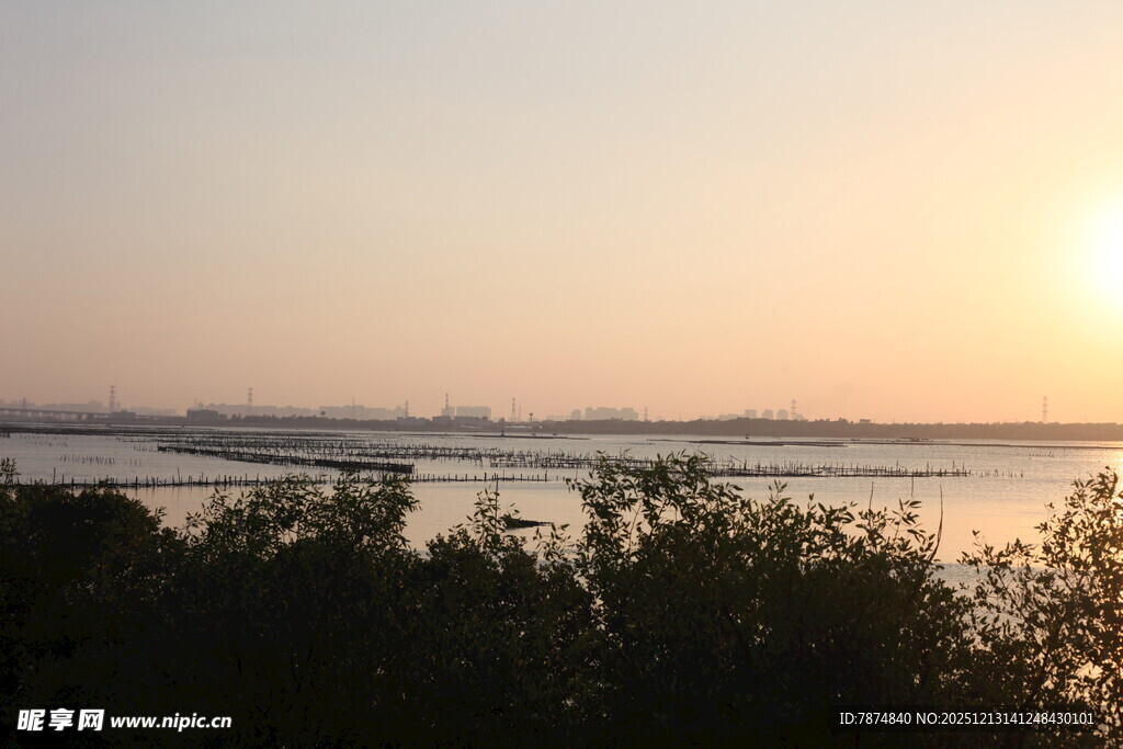日落时分的河畔风光