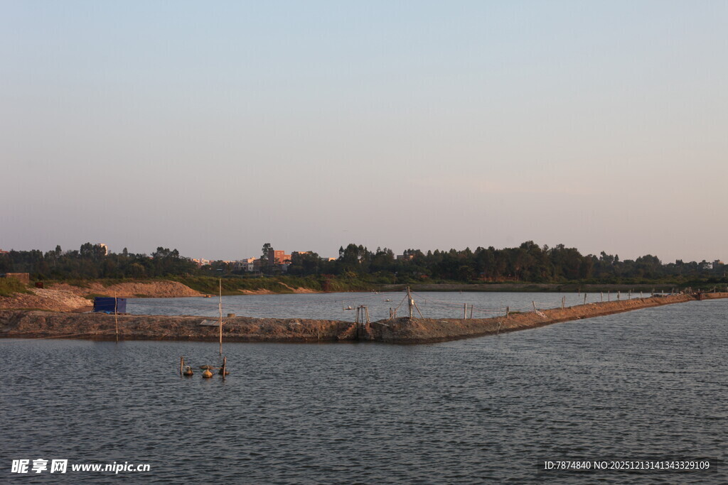 黄昏下的水域与远处岸景
