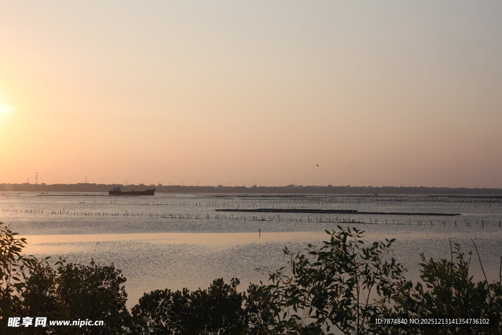 夕阳下的宁静海滨风光