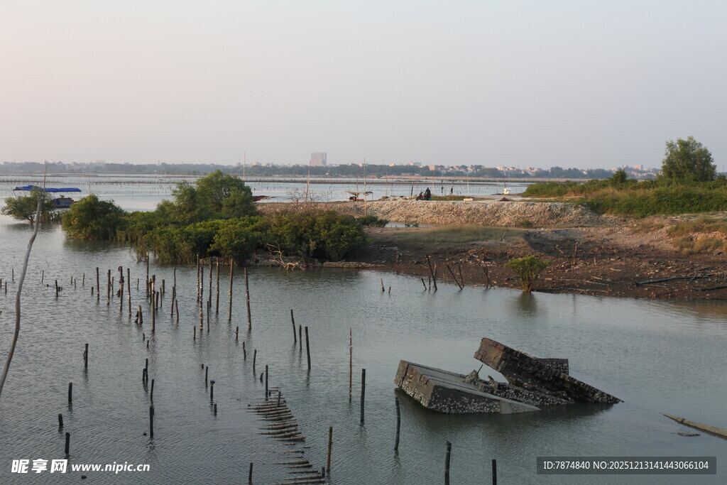 黄昏时的水上废弃船只景观