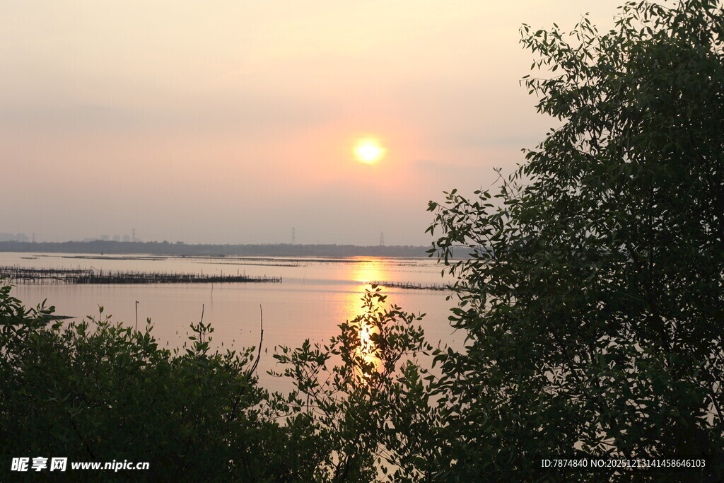 湖畔日落美景