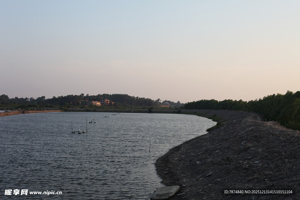 黄昏下的宁静河岸风光