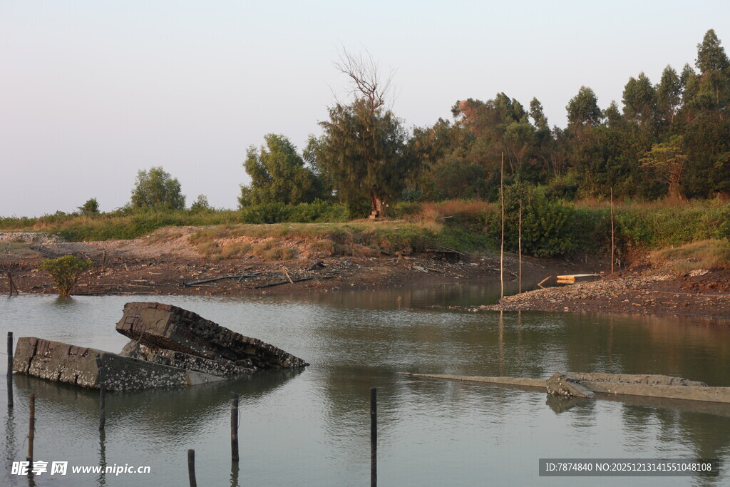 宁静水边的废弃船只景象