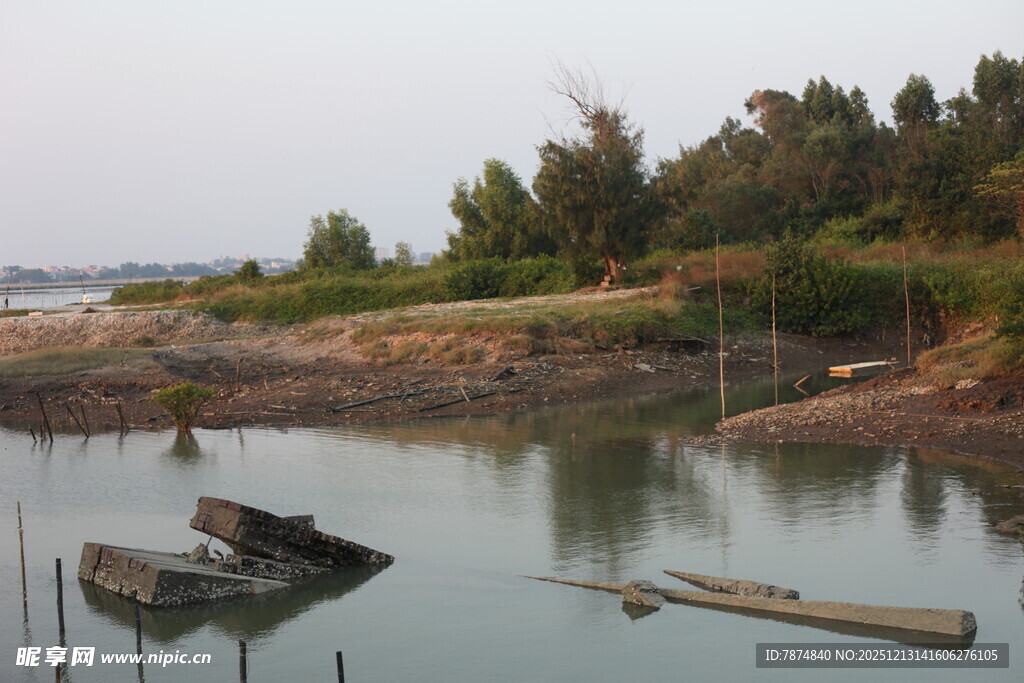 宁静水边小船与自然景致