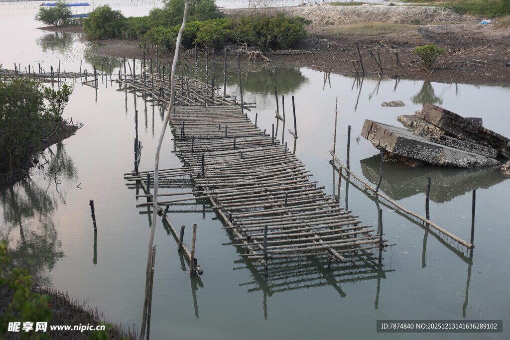 水上木栈道与停泊小船