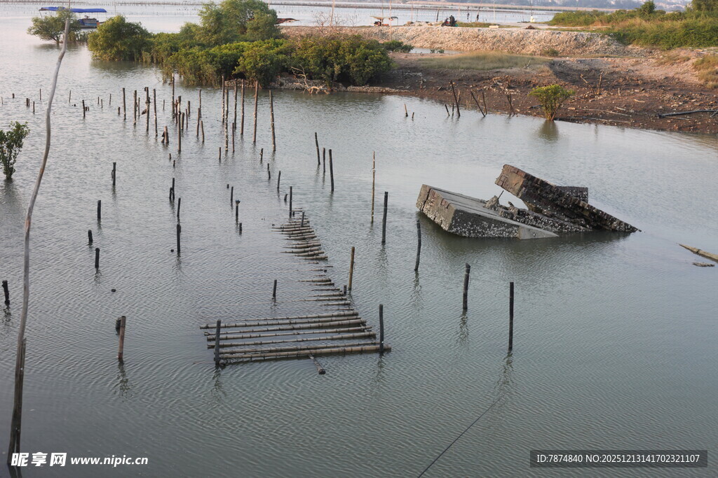 水上废弃船只与简易设施