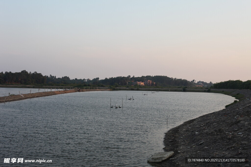 黄昏下的宁静水域