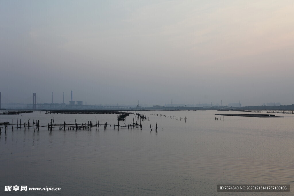 黄昏下的宁静水域景观