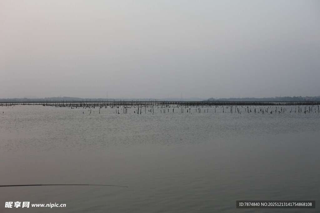 平静湖面与远处栈桥景观