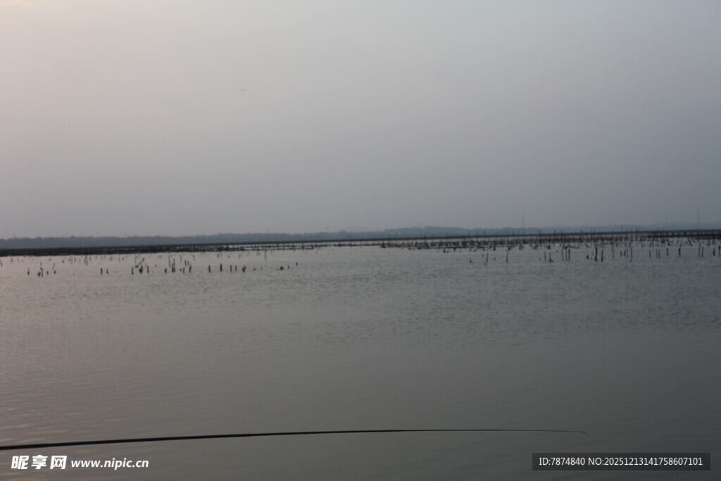 平静湖面的朦胧景象