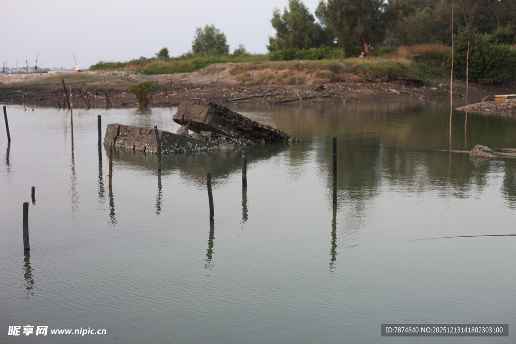 水域中的倾斜船只景象