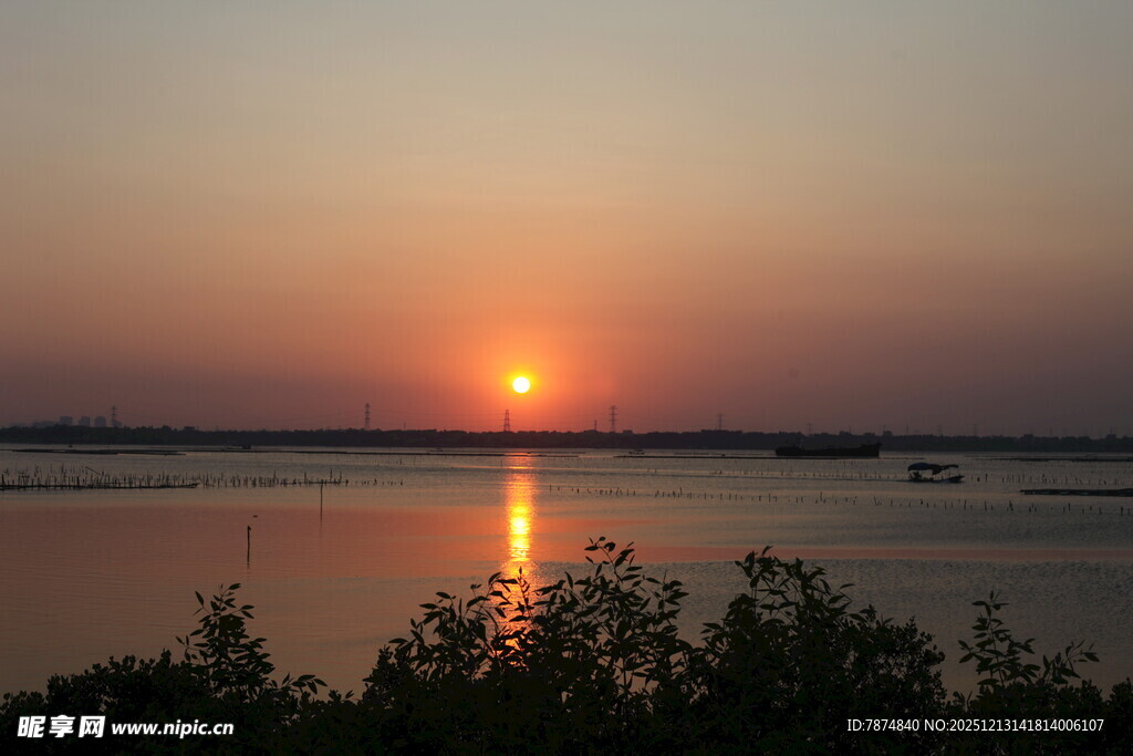 夕阳下的湖面美景