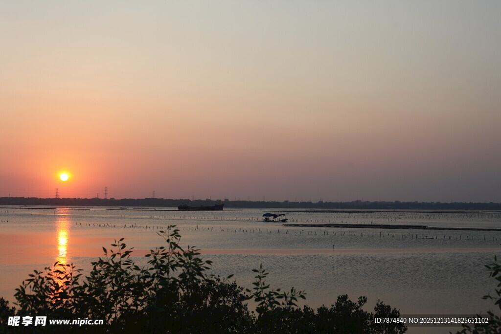 夕阳下的宁静湖面