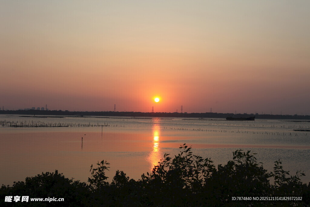湖畔日落美景