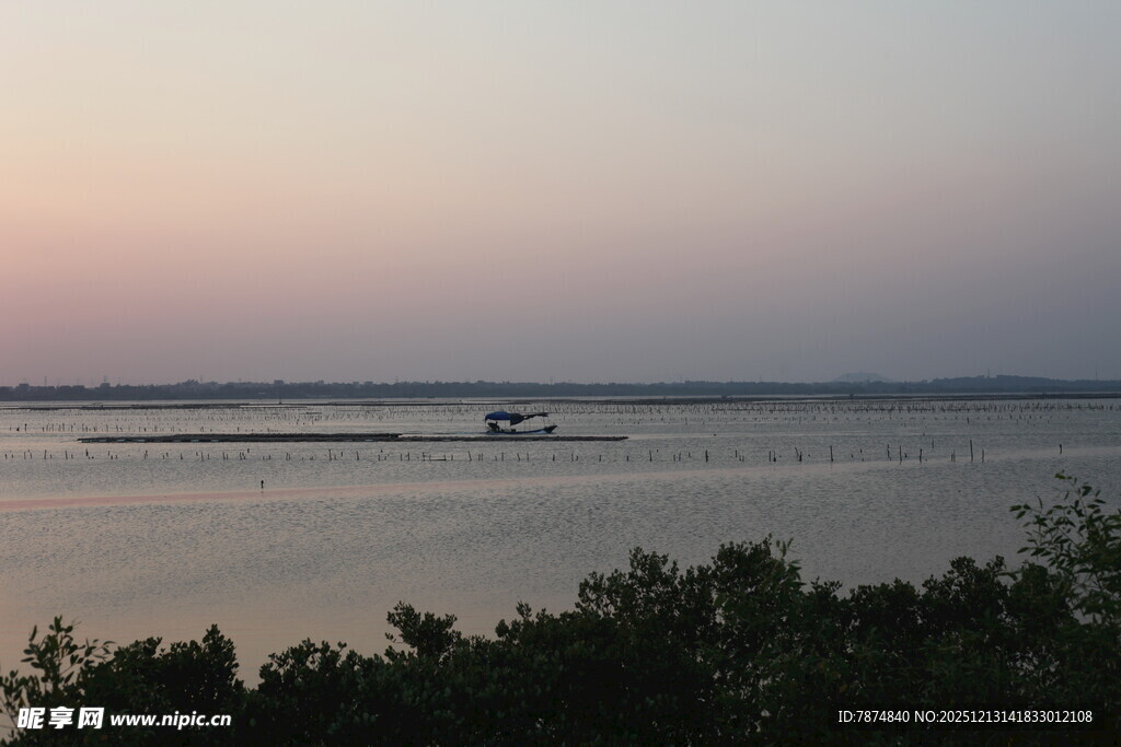 黄昏时分的静谧湖景