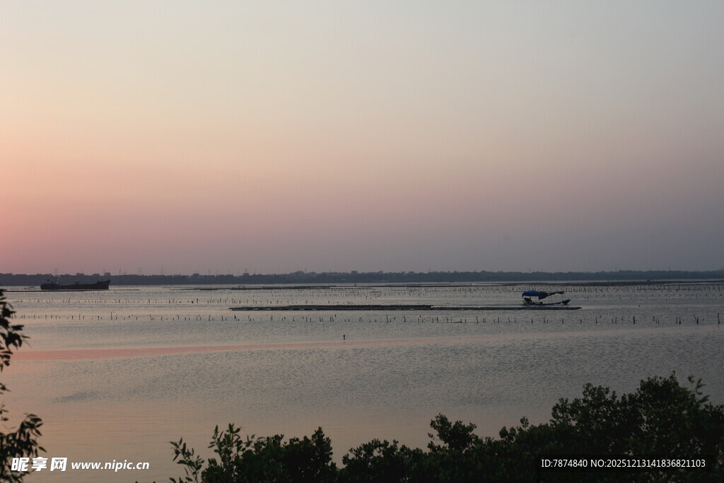 黄昏下的宁静湖面景色