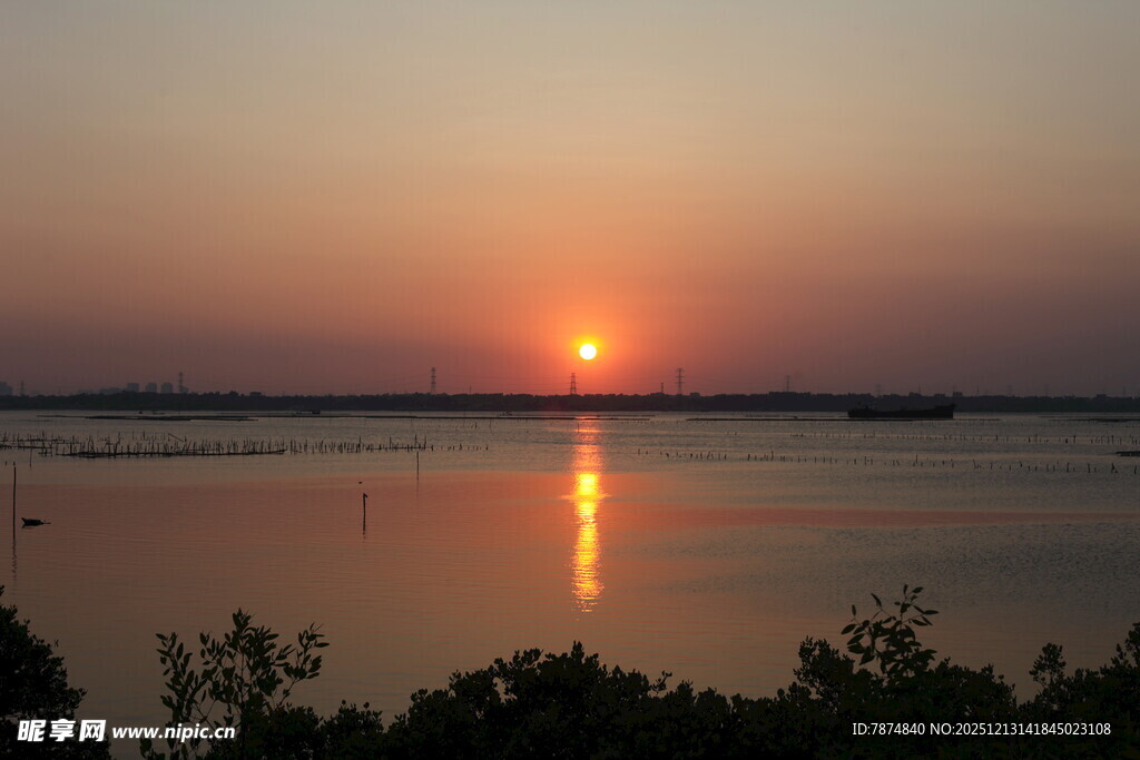 湖畔日落美景