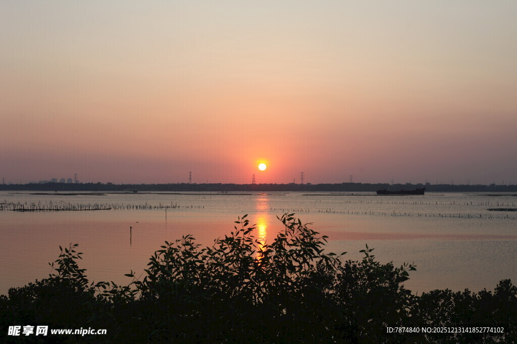 湖畔日落美景