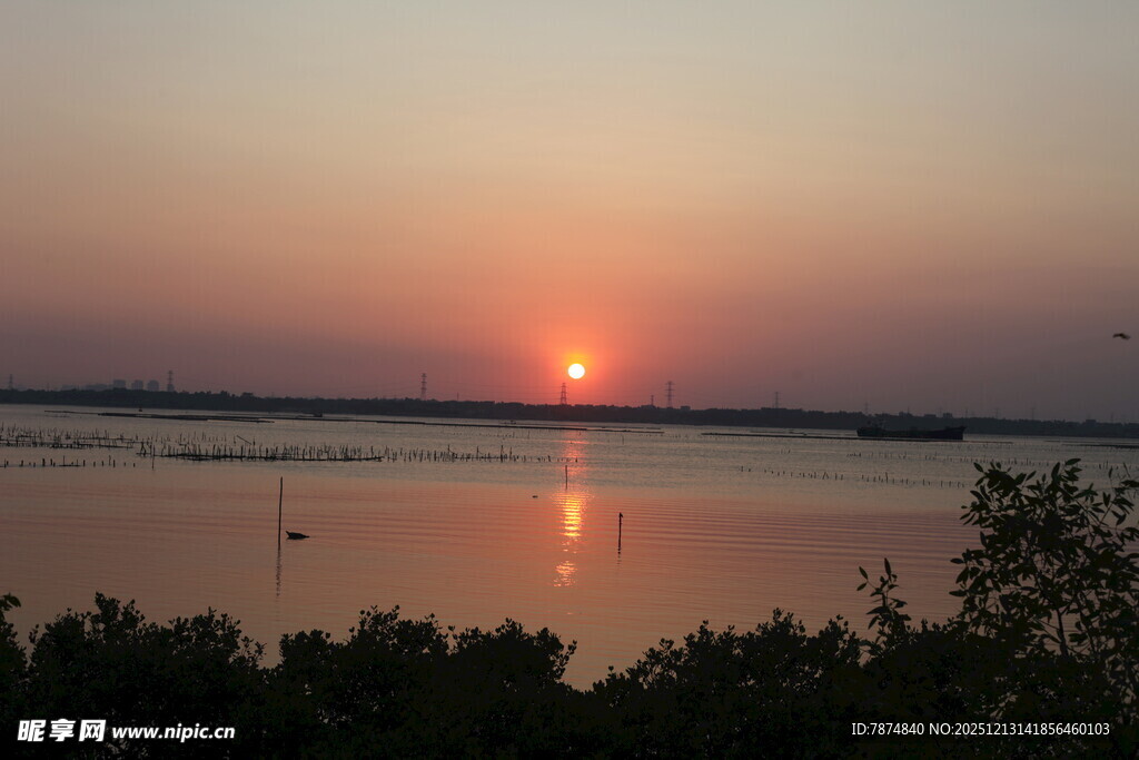 湖畔日落美景
