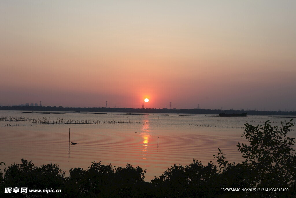 湖畔日落美景
