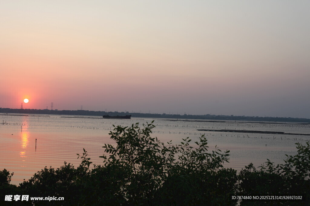 夕阳下的湖畔美景