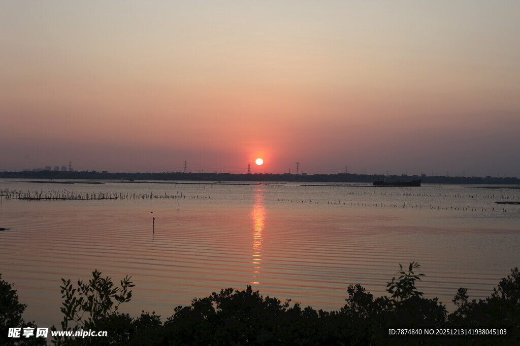 夕阳下的宁静湖面美景
