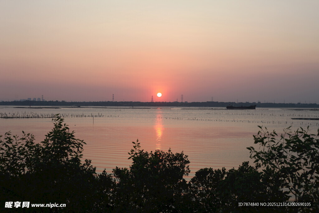 湖畔日落美景