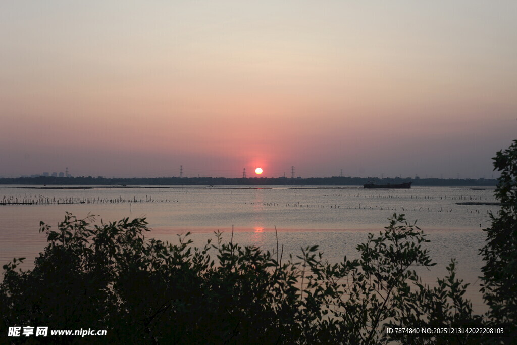 湖畔日落美景