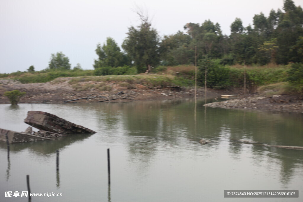 河边废弃船只与周边景致