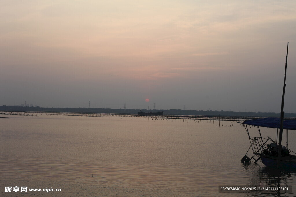 黄昏湖畔的静谧小船