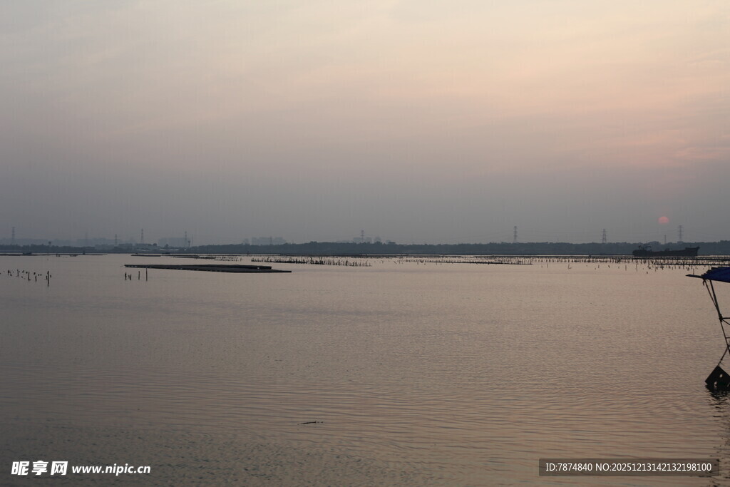 黄昏下宁静的水面景象