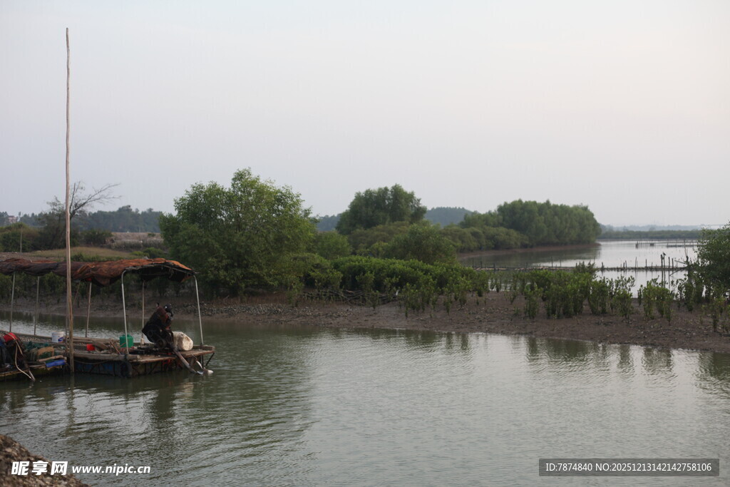 宁静水乡河畔小船景致