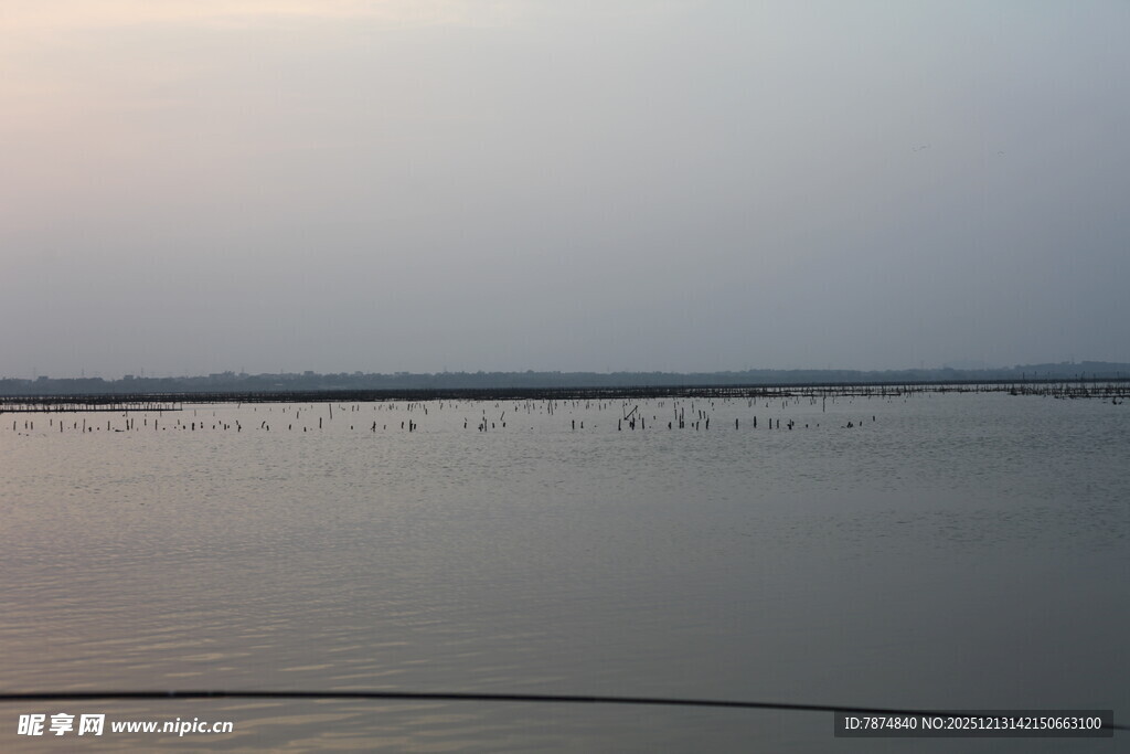 黄昏下平静的广阔水面