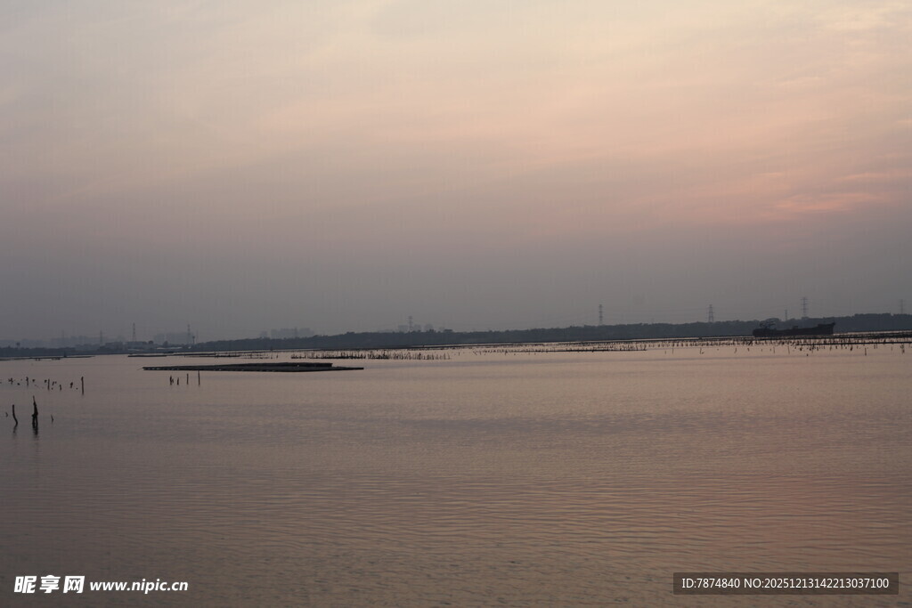 黄昏下的平静水面